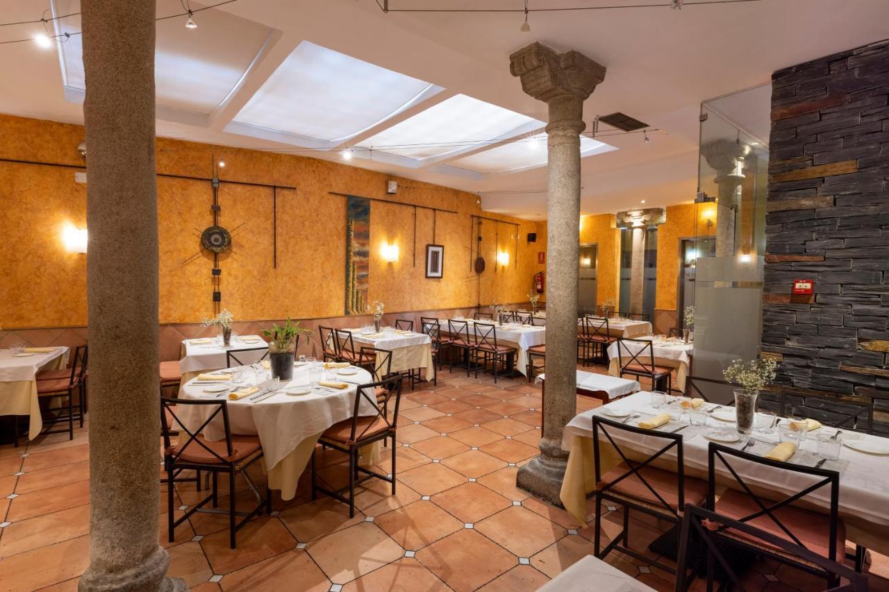 Hostal Restaurante Puerta Del Alcazar Avila Exterior photo